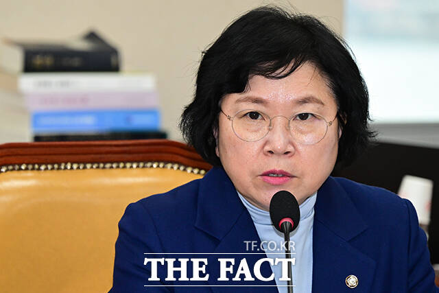 이날 열린 과학기술정보방송통신위원회 전체회의에서 최민희 위원장이 의사봉을 두드리고 있다.