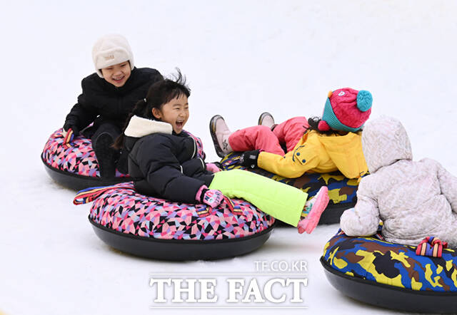 노원구가 23일 서울 노원구 서울과학기술대학교 종합운동장에서 '씽씽 눈썰매장'을 개장한 가운데, 오승록 구청장이 아이들과 눈썰매를 타고 있다.