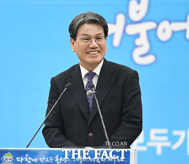 김돈곤 청양군수가 23일 언론브리핑을 열고 2025년 10대 성과 및 군정 방향에 대해 발표하고 있다. /김형중 기자
