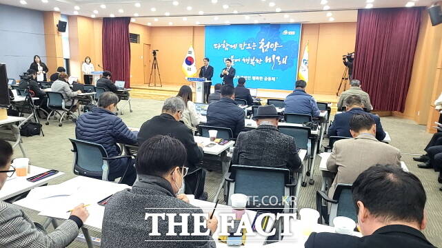 김돈곤 청양군수가 23일 언론브리핑을 열고 있다. /김형중 기자
