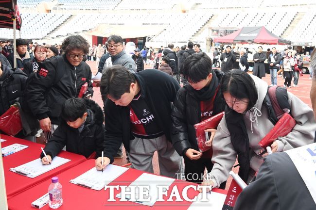 부천FC 팬들이 KTX-이음 소사역 정차 서명운동에 참여하고 있다. /부천시
