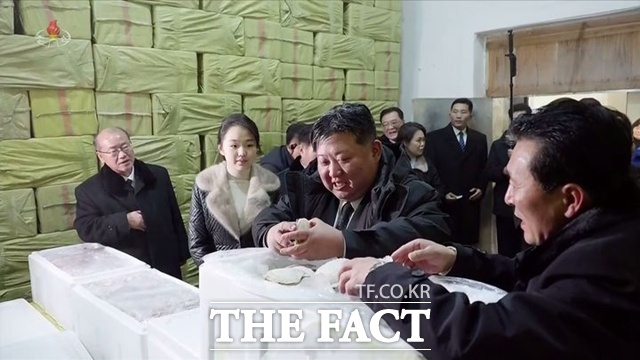 북한이 백두산 인근 삼지연 관광지구에 호텔 5곳을 준공했다. 사진은 김정은 북한 국무위원장과 딸 김주애가 지난 19일 함경남도 신포시에서 열린 지방공업공장 준공식에 참석한 모습이다. /뉴시스, 조선중앙TV 갈무리