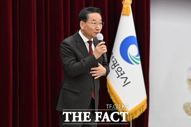 유정복 인천시장이 23일 시청 대회의실에서 열린 '2025년 4분기 모범선행시민 및 우수 이·통장 표창 수여식'에서 축사를 하고 있다./인천시