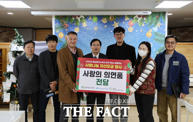 23일 충남TP 서규석 원장을 비롯한 관계자들이 천안시 서북구 소재 사회복지법인 아동보육시설 익선원을 찾아 의연품을 전달하고 있다. /충남TP