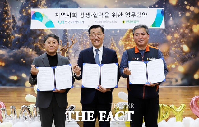 지난 22일 어명소 한국국토정보공사 사장(가운데)과 위경열 한국국토정보공사노동조합 위원장(오른쪽), 성제환 선덕보육원 원장이 지역사회 상생 협력을 위한 업무협약 체결 후 기념 촬영을 하고 있다. /LX공사