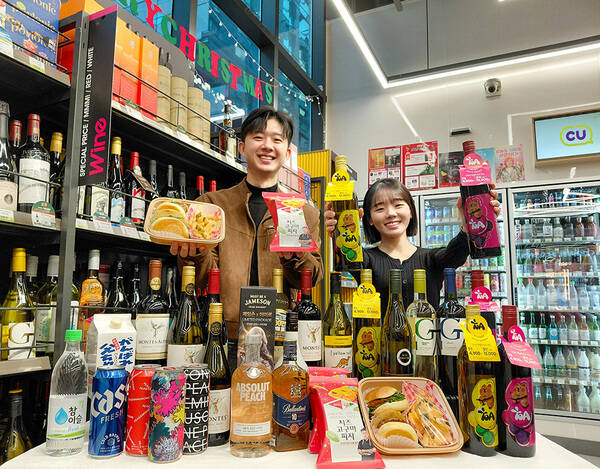 CU가 고물가 속 알뜰한 연말 모임을 꾸리는 고객들을 위해 초저가 와인, 주류 할인, 파티팩까지 초가성비 기획전을 마련했다. /BGF리테일 CU