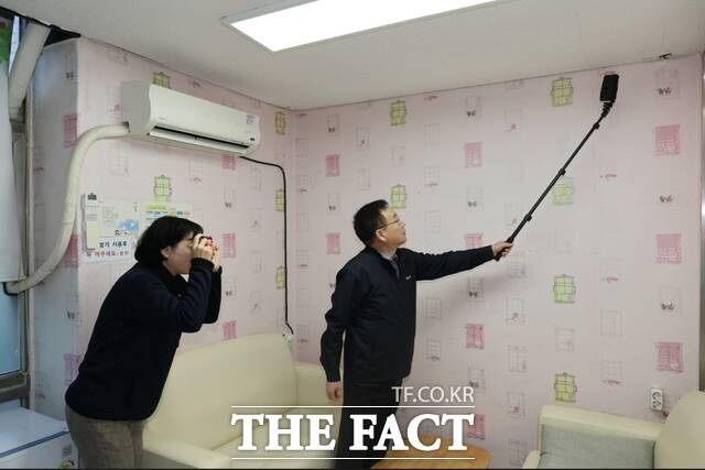 22일 김성훈 인천환경공단 이사장(가운데)이 직원들과 함께 본부 내 시설물에 대해 불법촬영기기 탐지 점검을 진행하고 있다. /인천환경공단