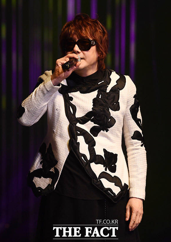 가수 김장훈이 엠블랙 미르의 비연예인 신부를 공개한 것에 관해 