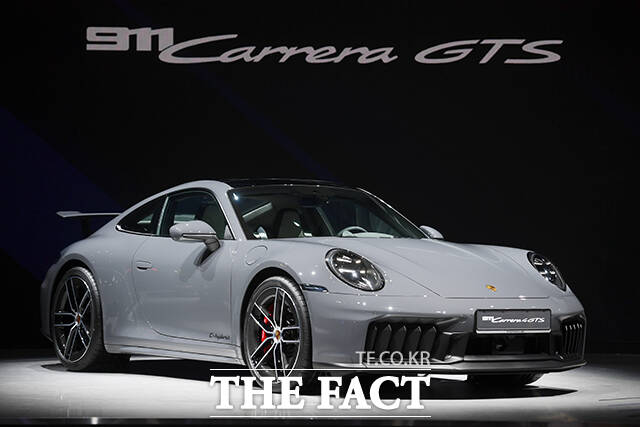 23일 한국수입자동차협회 통계에 따르면 올해 1월부터 11월까지 누적 등록대수 기준 1만 대를 넘긴 수입차 브랜드는 총 6곳이다. 포르쉐 911 /더팩트 DB