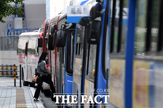 서울시가 연말 모임이 몰린 12월을 대비해 심야 시간 택시 공급과 버스 연장 운행 등을 벌인 결과 버스 승객이 늘어난 것으로 나타났다. 사진은 기사와 무관/ 더팩트DB
