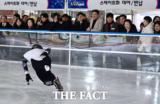 노원구가 23일 서울 노원구 서울과학기술대학교 종합운동장에서 '씽씽 눈썰매장'을 개장한 가운데, 오승록 구청장이 아이들과 눈썰매를 타고 있다.