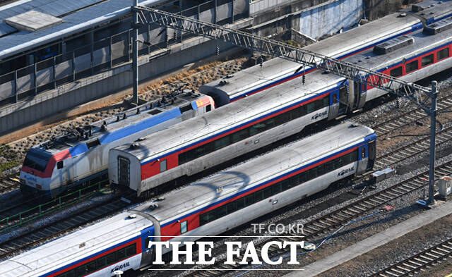 전국철도노동조합(철도노조)이 '성과급 정상화' 잠정 합의에 따라 23일 오전 9시로 예고했던 총파업을 유보했다. /더팩트 DB