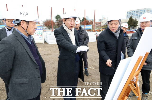 23일 전주컨벤션센터 건립사업 현장에서 우범기 전주시장이 전체 공정 상황을 점검하고 있다. /전주시