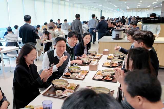 지난 10월, 정기선 HD현대 회장(왼쪽에서 두 번째)이 경기도 성남 HD현대 글로벌R&D센터(GRC) 구내식당에서 임직원들과 점심을 함께하며 현장 소통에 나서고 있다. /HD현대