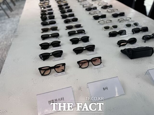 젠틀몬스터가 제품(왼쪽) 디자인을 모방했다는 블루엘리펀트(오른쪽) 아이웨어 제품. /뉴시스