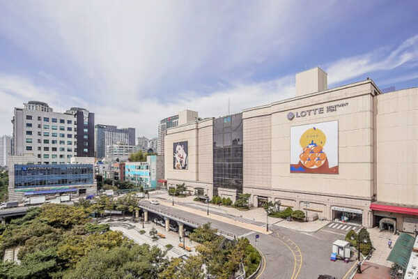 롯데백화점이 잠실점과 명동점 합산 거래액이 2년 연속 5조원을 돌파했다고 했지만, 지방 점포들은 저수익 영향으로 각자도생 처지에 놓이게 됐다. 사진은 폐점을 앞둔 롯데백화점 분당점. /롯데백화점