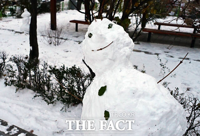 23일 기상청에 따르면 올해도 화이트 크리스마스는 없을 것으로 예상된다. 크리스마스 이브에는 눈 대신 전국 대부분 지역에서 비가 내리겠고 크리스마스 당일에는 한파가 찾아올 전망이다. /이새롬 기자