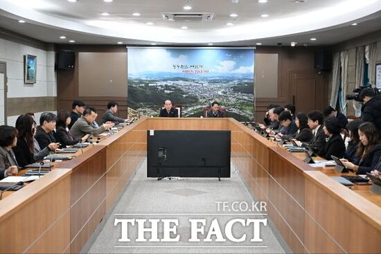 경기 동두천시가 23일 시청 상황실에서 시장과 간부 공무원 등 50여 명이 참석한 가운데 '동두천시 중장기발전종합계획 수립 용역' 최종보고회를 열고 있다. /동두천시