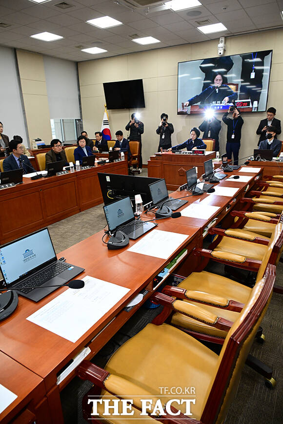 이날 열린 과학기술정보방송통신위원회 전체회의에서 최민희 위원장이 의사봉을 두드리고 있다.