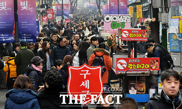 경찰청은 내년 1월4일까지 '인파 안전관리 특별대책 기간'으로 정하고, 성탄절 다중운집 인파 안전관리를 위해 총력 대응에 나선다고 23일 밝혔다. 사진은 서울 중구 명동 일대에 관광객으로 붐비고 있는 모습./더팩트DB