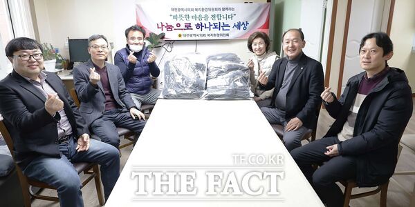대전시의회 복지환경위원회가 23일 대덕구 중리동에 위치한 사회복지시설인 마중물을 방문해 위문품을 전달했다. /대전시의회