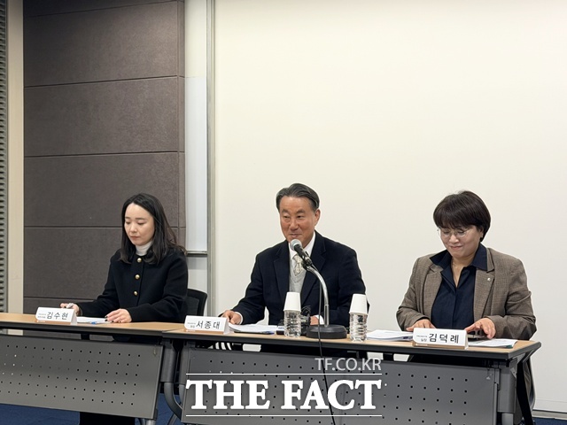 주택산업연구원은 23일 서울 중구 대한상공회의소에서 '2026년 주택시장 전망과 정책방향'을 주제로 기자간담회를 열었다. 사진은 (왼쪽부터)김수현 부연구위원, 서종대 원장, 김덕례 실장. /공미나 기자