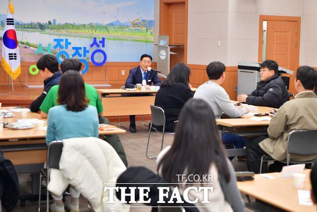 장성군이 '청년 농업인과 현장지원단 간담회'를 개최하고 있다./장성군