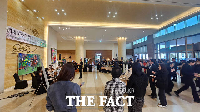 22일 여수 아트디오션갤러리·하트 장애인 오케스트라 제1회 후원의 밤에서 장애인·비장애인 단원들이 함께 연주하는 무대를 참석자들이 감상하고 있다. /고병채 기자