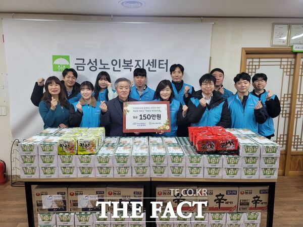 한국수자원공사 수도관리처 물사랑나눔단이 23일 연말을 맞아 저소득 어르신들을 위해 먹거리구입비 150만 원을 동구 삼성동 소재 금성복지재단 금성노인복지센터에 후원했다. /금성노인복지센터