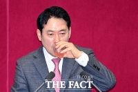  장동혁 '역대 최장' 필리버스터…'고단한 눈빛' [포토]