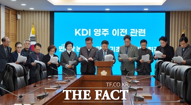 더불어민주당 소속 논산 지역 광역·기초의원들이 24일 논산시의회 에서 성명서를 발표하고 있다. /논산시의회