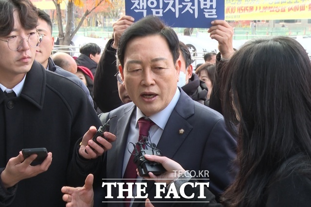 김선교 국민의힘 의원이 지난달 26일 민중기 특별검사팀에 피의자 신분으로 출석하고 있다. /김기범 기자