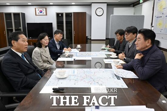 김동근 의정부시장(오른쪽 1번째)이 23일 국토교통부 대도시권광역교통위원회를 방문, 8호선 의정부 연장과 7호선 연장 복선화 등을 요청하고 있다. /의정부시