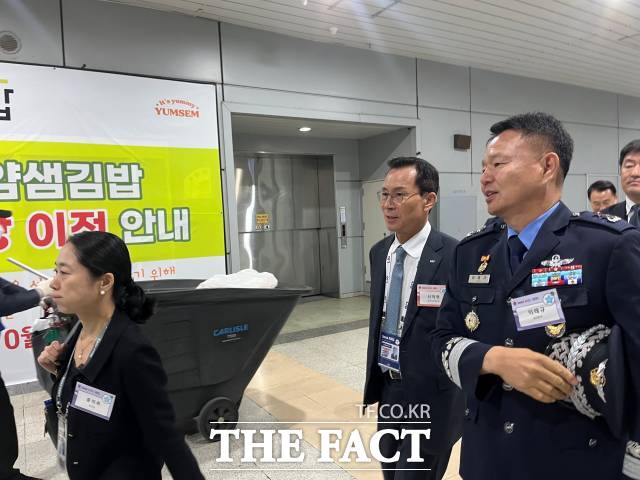 신익현 LIG넥스원 대표이사가 지난 10월 열린 ADEX 2025 비즈니스 데이에서 군 관계자와 이동하는 모습. /최의종 기자