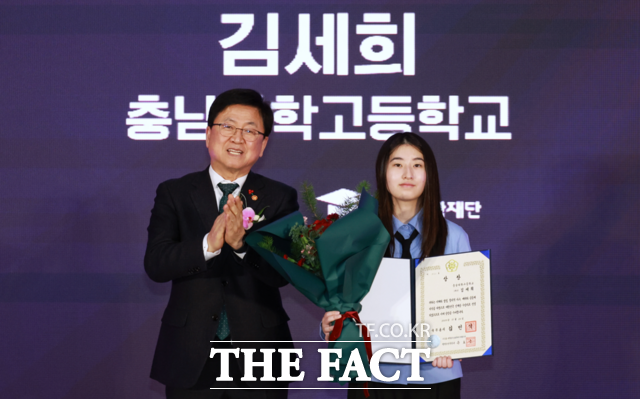최교진 교육부 장관(왼쪽)은 24일 정부세종컨벤션센터에서 열린 2025 대한민국 인재상 시상식에서 올해 국무총리상을 수상한 충남과학고 3학년 김세희 학생과 기념촬영하고 있다./교육부 제공