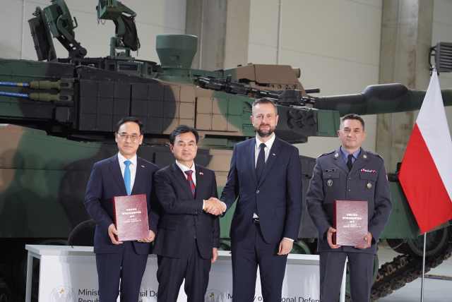 안규백(왼쪽 두 번째) 국방부 장관과 브와디스와프 코시니악-카미슈(세 번째) 폴란드 부총리 겸 국방장관, 아르뚜르 쿱텔(네 번째) 폴란드 군비청장, 이용배(첫 번째) 현대로템 대표이사 사장이 지난 8월 폴란드 글리비체에서 진행된 폴란드 K2 전차 2차 이행계약 서명식에서 기념촬영을 하는 모습. /현대로템