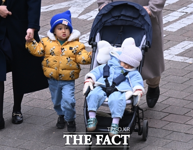 서울 아침 기온이 2도까지 떨어지며 초겨울 날씨를 보인 지난 17일 서울 명동 거리를 찾은 외국인어린이들이 모자와 목도리 등으로 중무장한 채 걸음을 옮기고 있다./이새롬 기자