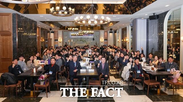 24일 김지철 충남도교육감을 비롯한 기업 및 직업계고 관계자 등이 2025학년도 산학 협력 우수기업 만남의 날 행사에 참여해 파이팅을 외치고 있다. /충남도교육청