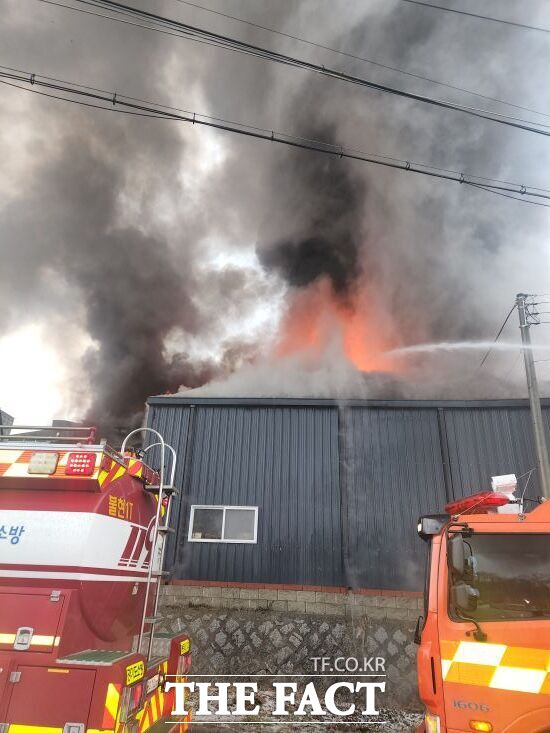 24일 오전 8시 42분쯤 경기 양주시 하패리 한 의류보관 창고에서 화재가 발생, 소방 인력이 화재 진압에 나서고 있다. /경기북부소방재난본부