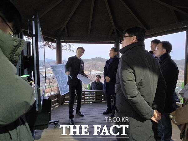 김용석 국토교통부 대도시권광역교통위원회위원장이 지난 18일 계룡시를 방문해 현장 점검을 진행하고 있는 모습. /계룡시