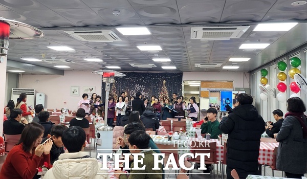 대덕구노인종합복지관이 23일 한 해를 마무리하며 일일찻집 및 송년의 밤 행사를 개최했다. /대덕구노인종합복지관