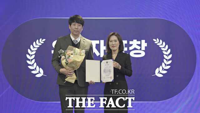 조용재(왼쪽) 배재대 학사지원팀 계장이 학사운영 공로로 교육부 장관 표창을 받고 있다. /배재대