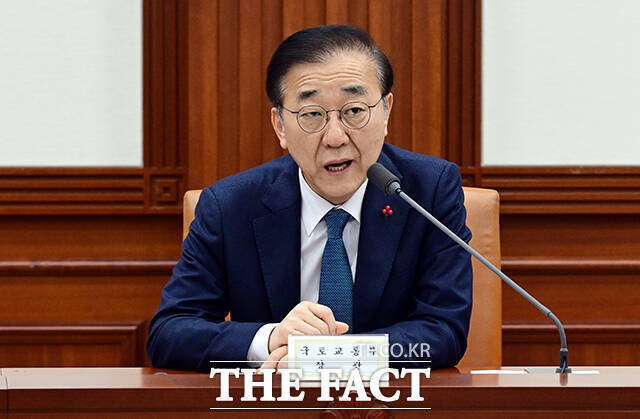 김윤덕 국토교통부 장관은 오는 2027년부터 2차 공공기관 이전 절차를 시작하겠다고 말했다. 1차 이전보다 더 많은 기관이 지방으로 이동하도록 준비하겠다고 덧붙였다. /임영무 기자