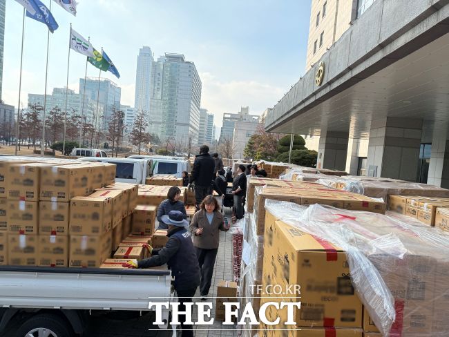 한 기업체가 24일 안양시에 기탁한 이웃돕기 물품이 관내 사회복지시설 및 단체에 전달되고 있다. /안양시