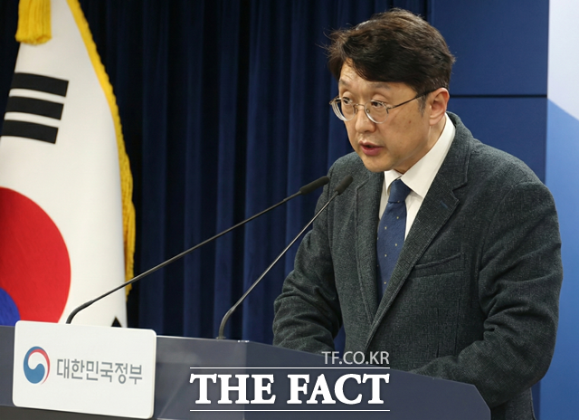 24일 오후 서울 종로구 정부서울청사에서 최우혁 과학기술정보통신부 네트워크정책실장이 '휴대전화 개통시 안면인증' 세부사항 등에 대한 설명 브리핑을 하고 있다. /뉴시스