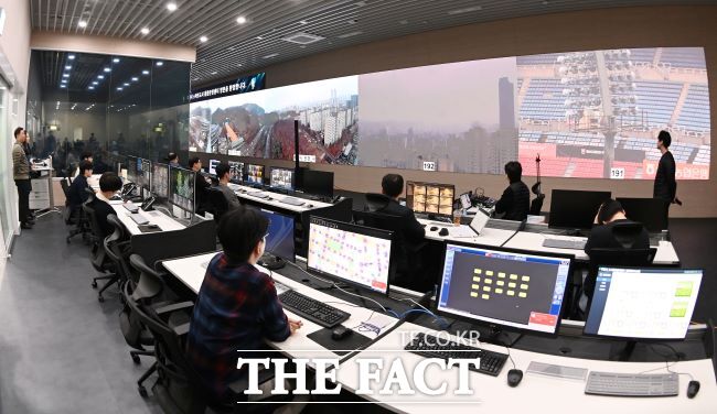 스마트도시 통합운영센터 통합관제실 상황판 시연 모습. /부천시