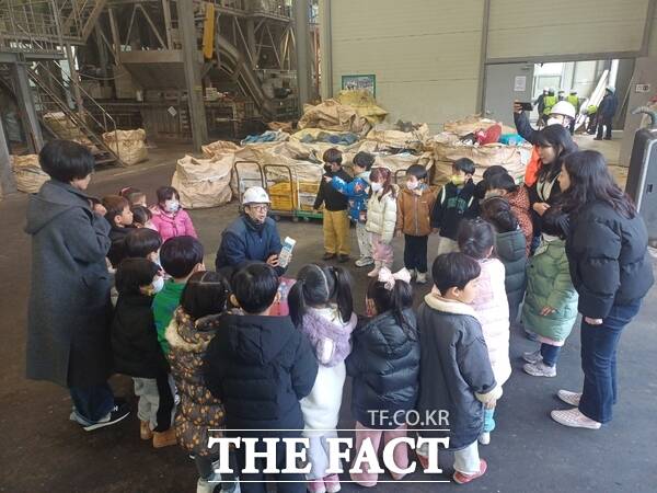 금산군 폐기물처리시설을 견학 중인 어린이들의 모습. /금산군