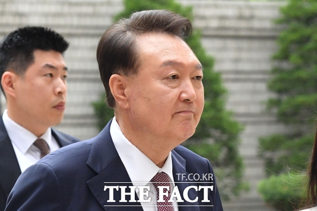 사진은 윤 전 대통령이 지난 7월3일 서울중앙지방법원에서 열린 내란 우두머리 혐의·직권남용 권리행사 방해 혐의 사건 9차 공판에 출석하고 있는 모습. 2025.07.03 /사진공동취재단