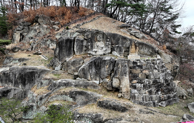 경북 영주시 가흥동 마애여래삼존상과 여래좌상 전경 /영주시