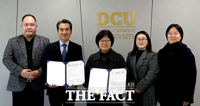 경북 경산시 대구가톨릭대 산학협력관에서 열린 목원대 RISE 사업단과 경북 RISE U-늘봄 사업단 간의 업무협약식에 양 사업단 관계자들이 기념촬영을 하고 있다. /목원대